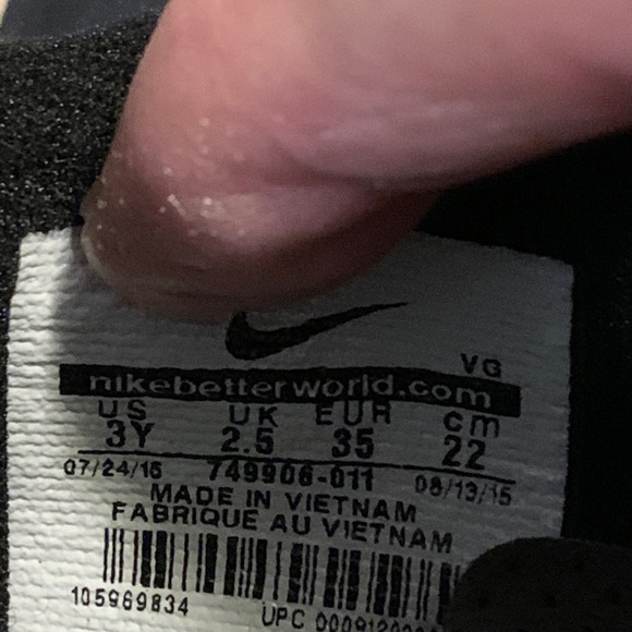 Boys BNWOT Nike Soccer Shoes - Picture 4 of 4